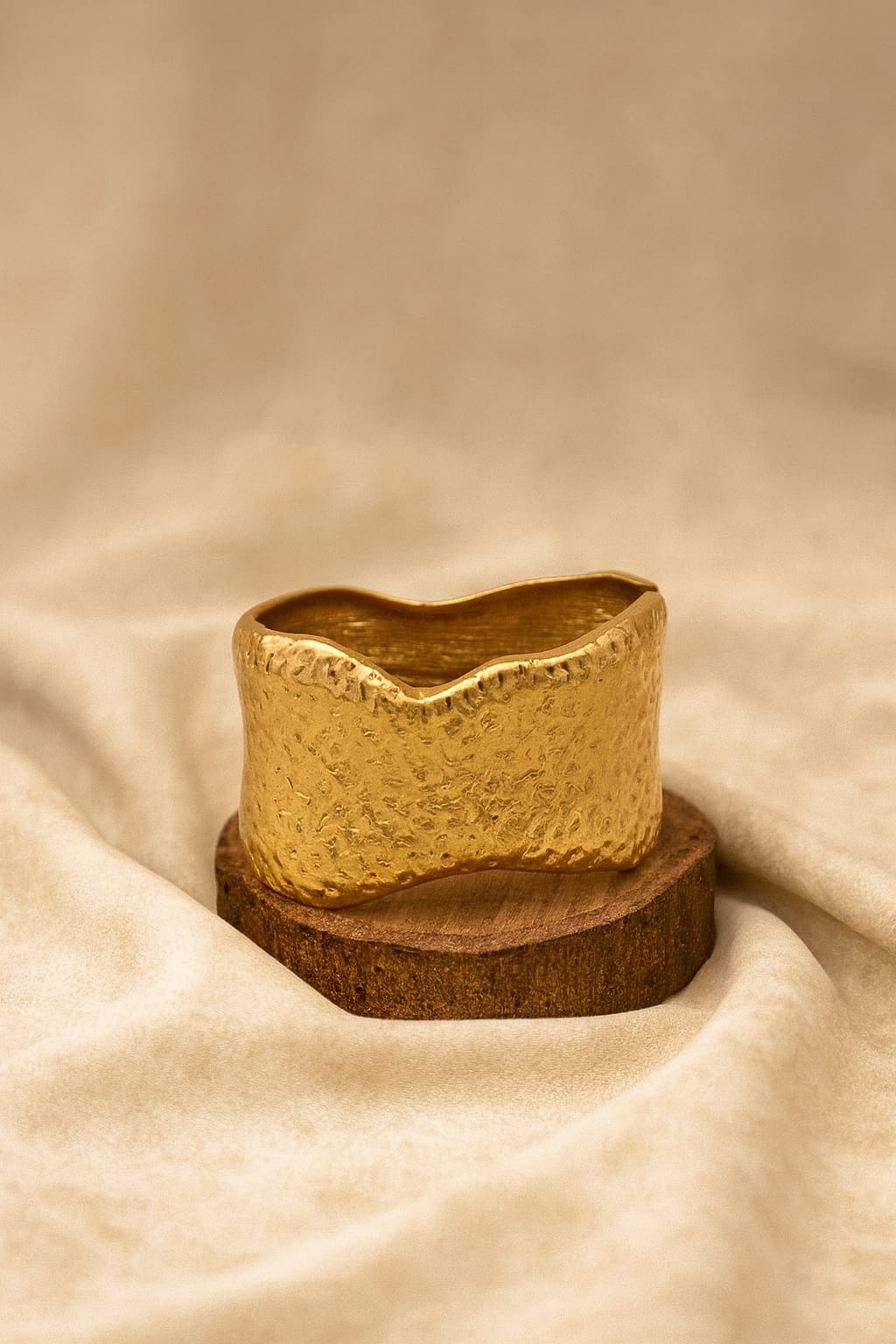 Zinc Alloy Textured Wave Bracelet – Gold Plated