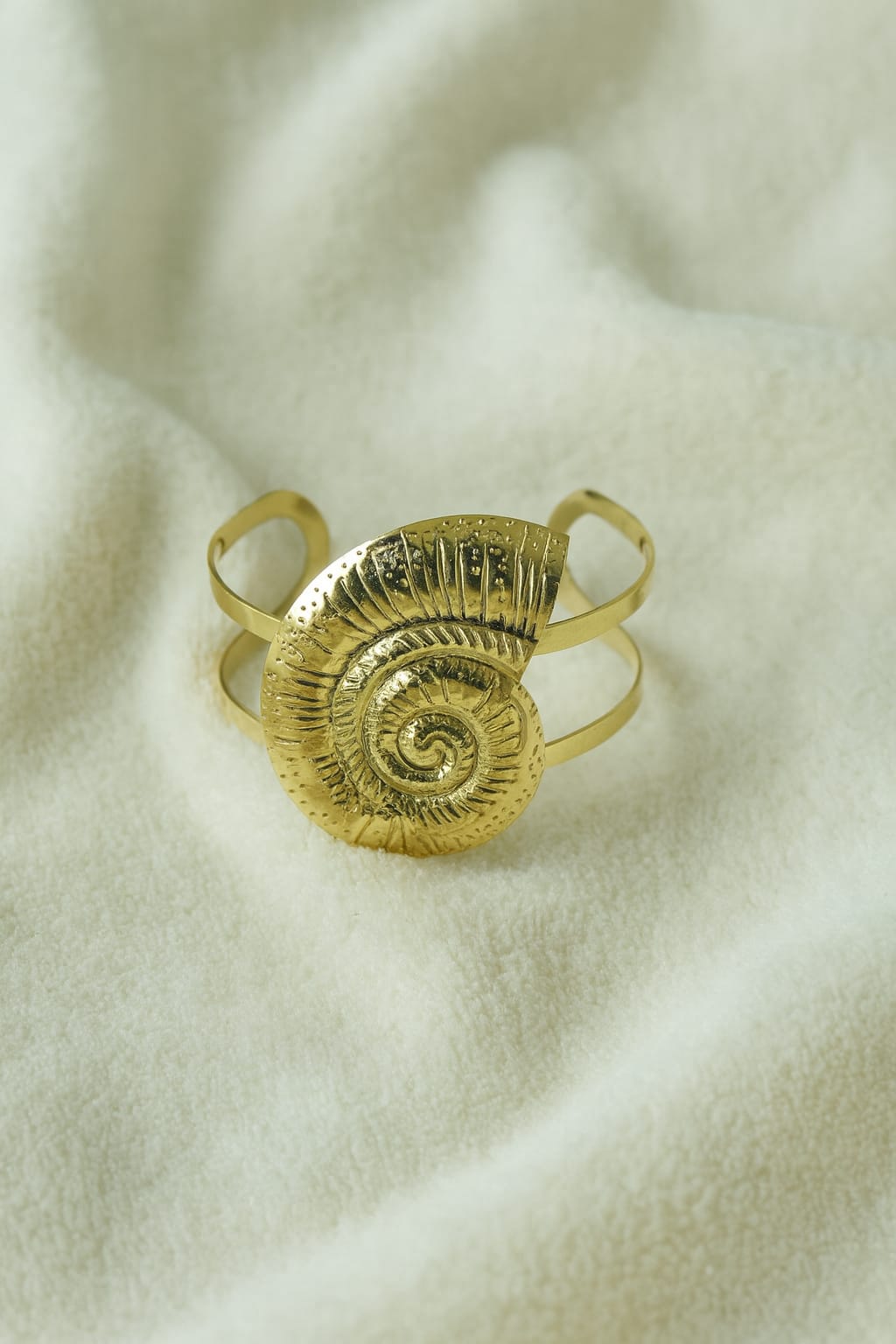 Zinc Alloy Spiral Shell Pattern Bracelet – Gold