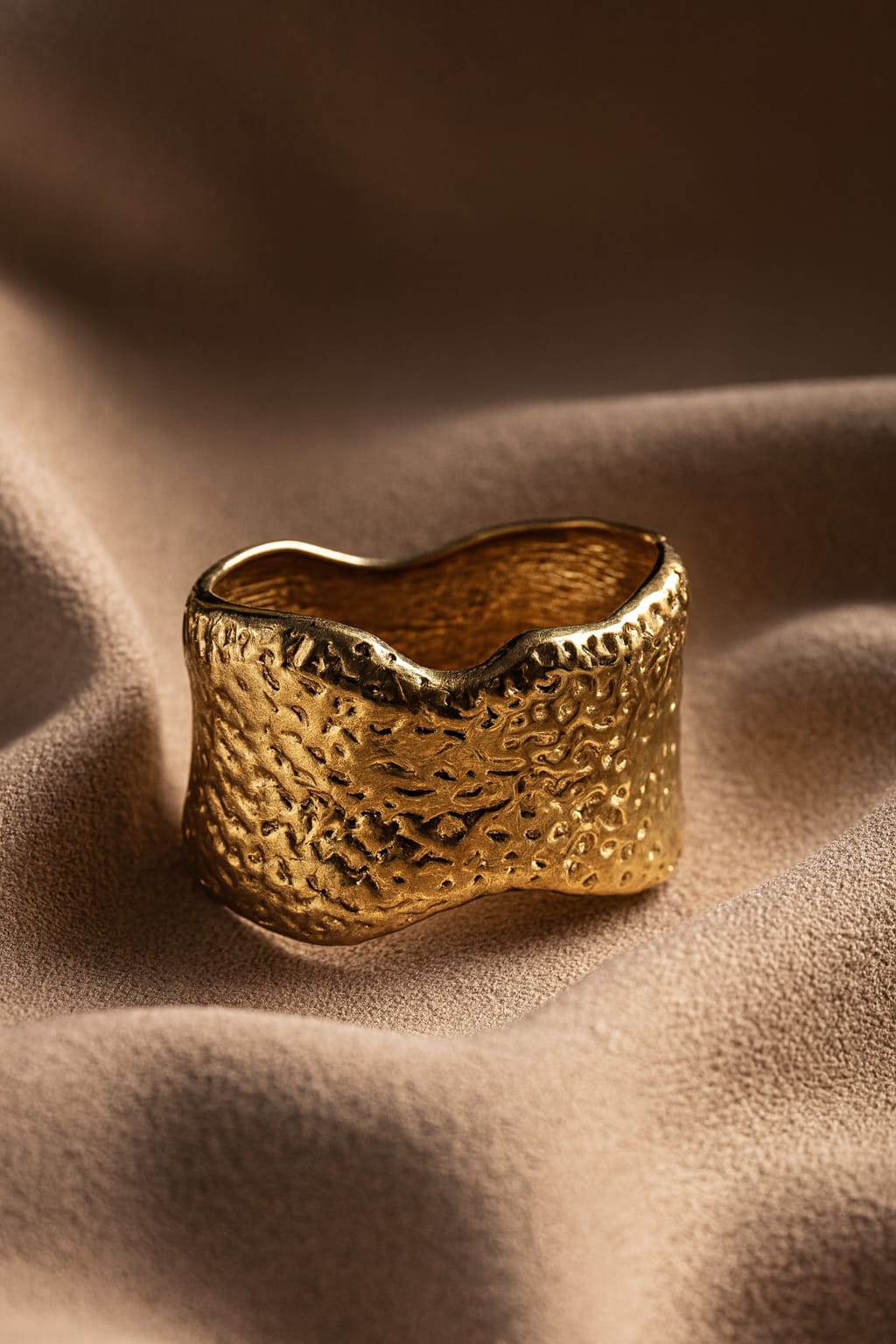 Zinc Alloy Textured Wave Bracelet – Gold Plated