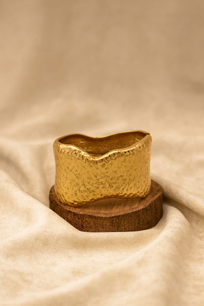 Zinc Alloy Textured Wave Bracelet – Gold Plated